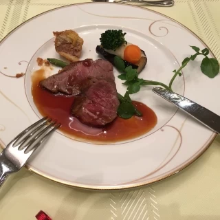 醤油をベースにしたような食べやすいソースに柔らかいお肉