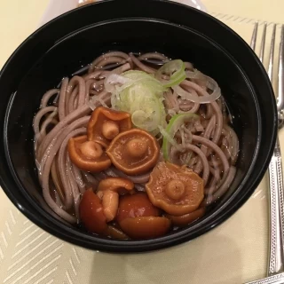 和洋折衷の料理ならではのしめのなめこ蕎麦
