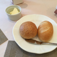 二種類のパンは焼き立てで自家製バターとよく合っています。