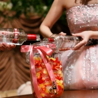 果実酒ラウンドのラストは、二人でスミノフを注ぎました。