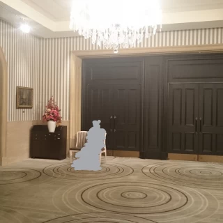 披露宴会場入り口前。重厚で大きな扉が印象的です。