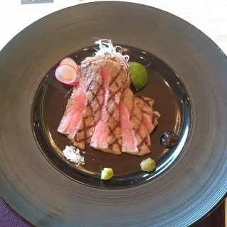 国産牛ロースのお刺身風ステーキ。