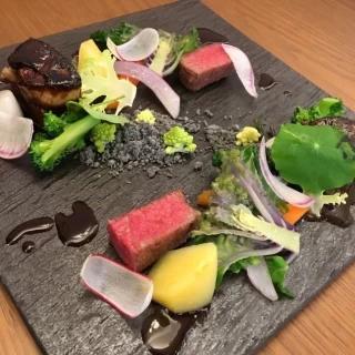 付け合わせの野菜が色鮮やか