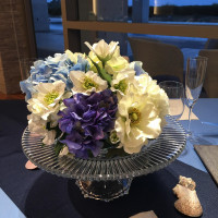 披露宴会場のひとつ、チェルレオのフェア用テーブル装花。