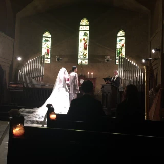 チャペル 模擬挙式中の新郎新婦