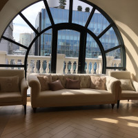 ジアトリウム 奥の特徴的な窓とソファ