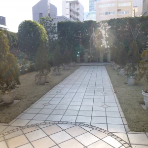 フラワーシャワーを行う庭。入口から。庭に出るには段差あり。|456172さんのホテルグランドパレス（営業終了）の写真(480514)