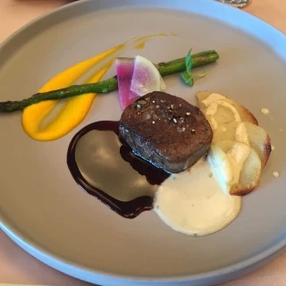 メインの肉料理