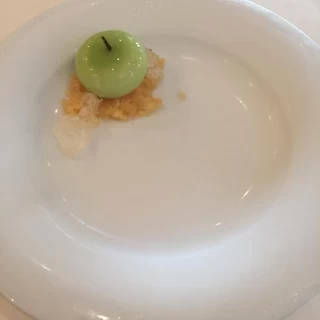 このお皿の余白感…。