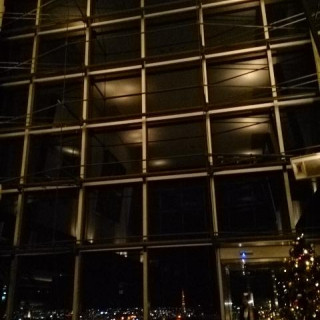 入口から見て左側の窓が東京スカイツリーみえます