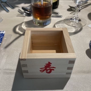 乾杯の鏡開き後に配膳された枡
お持ち帰り出来る。