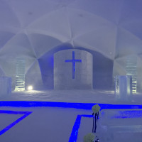 夜の氷の教会