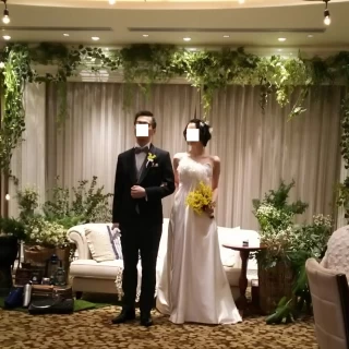 披露宴会場カーテンオープン前、オープン後はサプライズ感あり