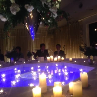 新郎新婦と円卓を囲んでいます