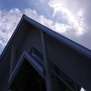 チャペルの外観。火が当たり綺麗