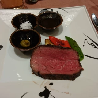 近江牛のステーキを塩などであっさりといただきす