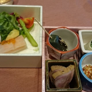 前菜は二段のお重と小鉢で和風に