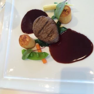 桜チップスモークの肉料理