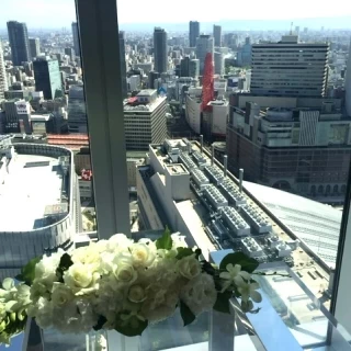 祭壇から見える景色。梅田の観覧車が見えます