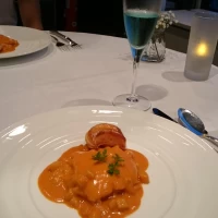 試食会にて。珍しい色のスパークリングワインもいただきました。