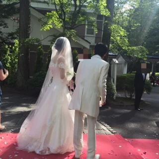 挙式後　教会から出てくる新郎新婦
