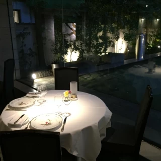 式場からみたお庭 夜はキャンドルを装飾できる