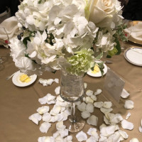 各テーブルのお花♪白いお花が素敵♪