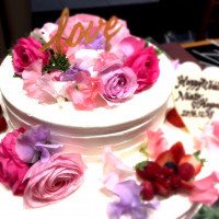 お花でトッピングしてもらいとっても可愛いウェディングケーキ