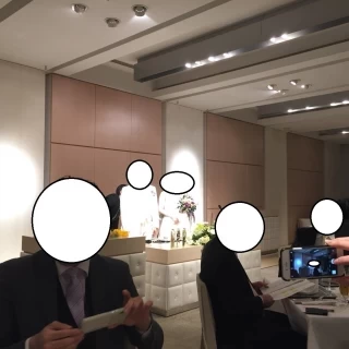 会場には窓はなく、照明が大活躍