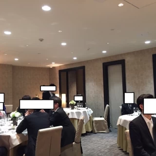品のある色合いの披露宴会場