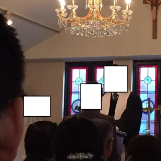 バックにステンドガラスがある挙式会場