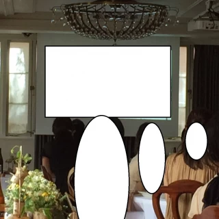 披露宴会場のスクリーンは一つ