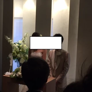挙式会場はちょっと薄暗い
