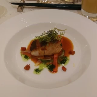 スズキのロティ　ヌイユ野菜添え