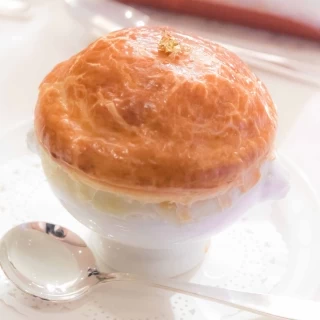 披露宴の料理・パイ包みのスープ　金箔乗せ