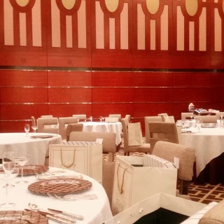 レトロで天井は高い