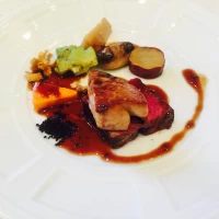 試食会でのお肉料理