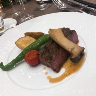 メインは牛肉。ドリンクが充実していた。