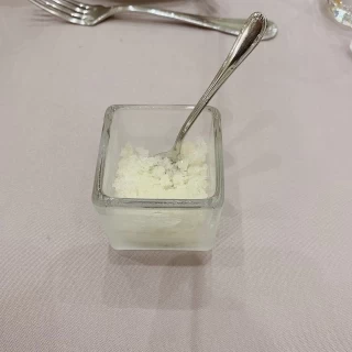 魚と肉の間にしっかりと口直しのシャーベット