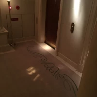 聖堂の建物のエレベータ