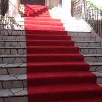 チャペルの赤い絨毯が引かれている階段