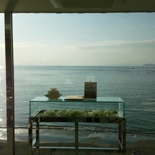 海が出迎えてくれるチャペル