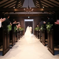 ダークブラウンの挙式会場