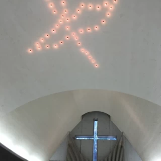 チャペルの十字架から見える緑が素敵です