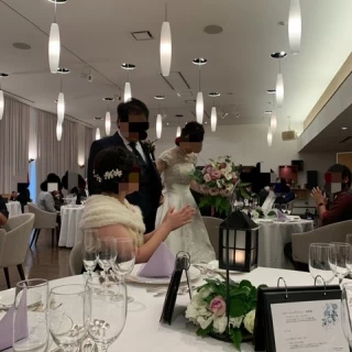 つるしライトがお洒落でテーブル装花も可愛かったです。