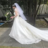 ウェディングドレスの横姿です。