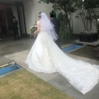 ウェディングドレスの後ろ姿です。