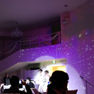 紫色に光る演出で、新郎新婦が入場|461493さんのVilla de Rosa（ヴィラ デ ローザ）の写真(513487)