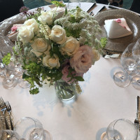 招待客のテーブルの装花。