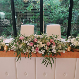 新郎新婦のテーブル。お花も可愛いし、後ろのグリーンが素敵！